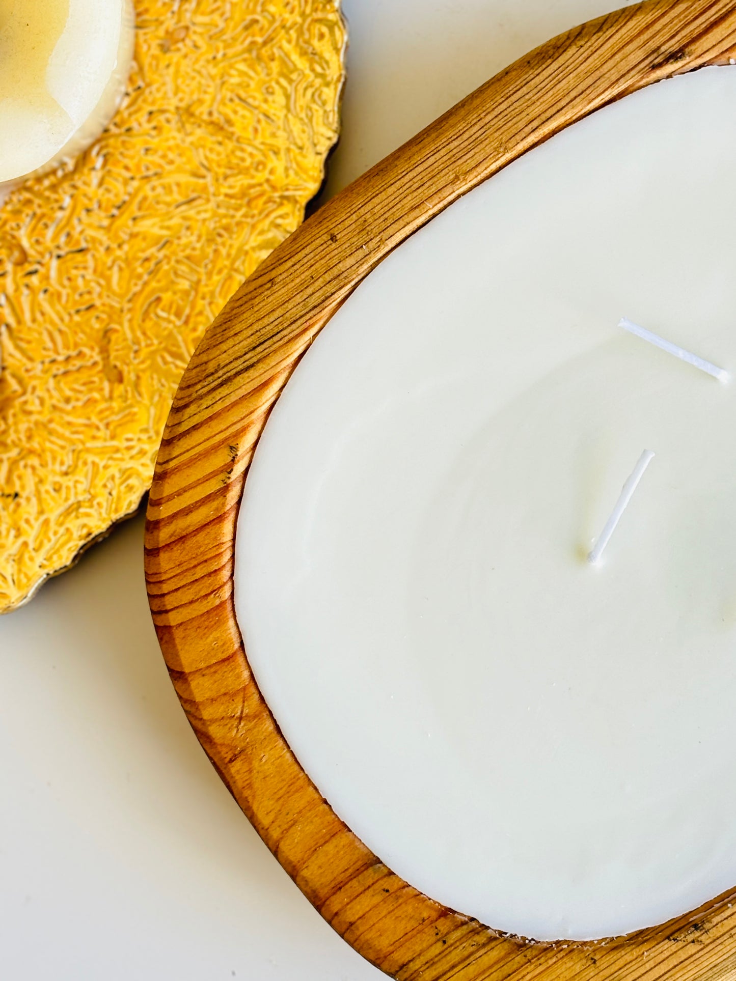 Vela soja aromática con recipiente de madera nativa