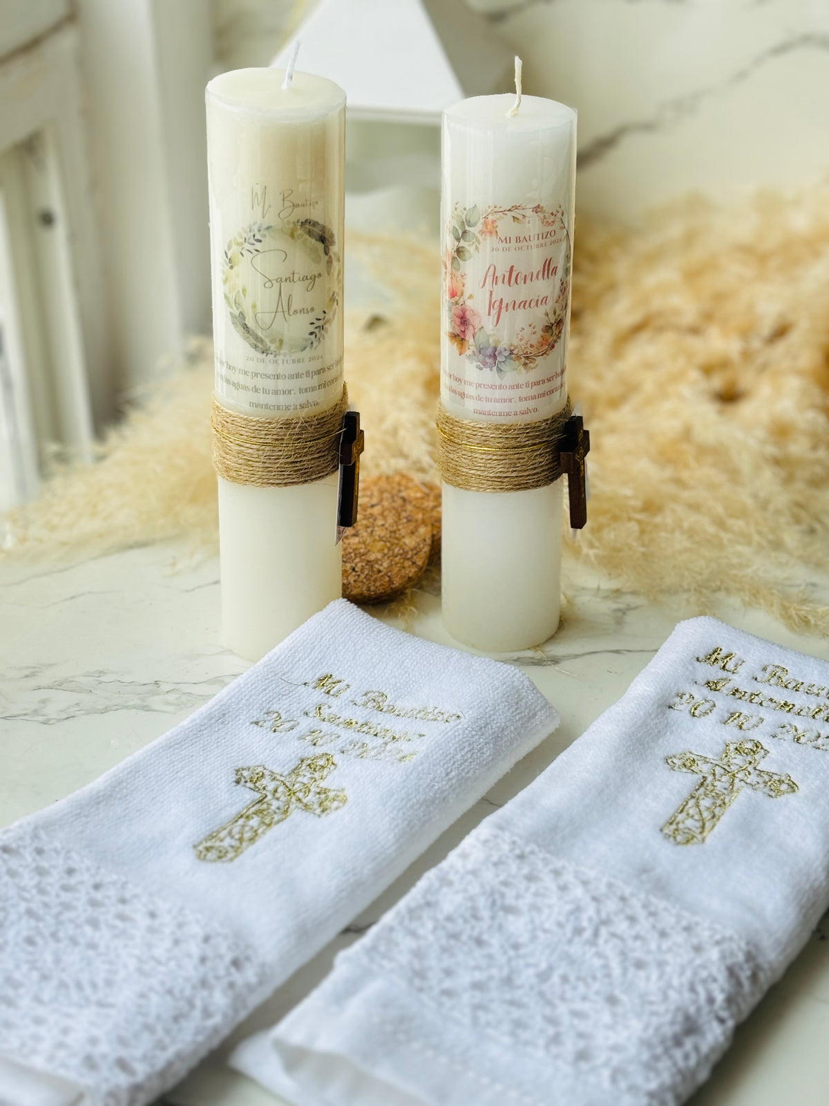PACK BAUTIZO 2: 24 RECUERDOS SOJA AROMÁTICA + DENARIO Y TARJETA + CIRIO PERSONALIZADO Y TOALLA