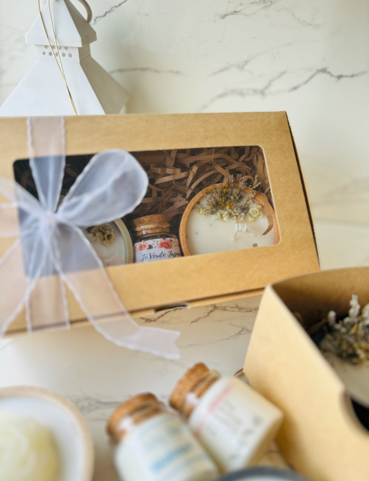 BOX CUENCO VELA CERA DE COCO FLORES MIX + MINIVELITA FELIZ DIA MAMÁ