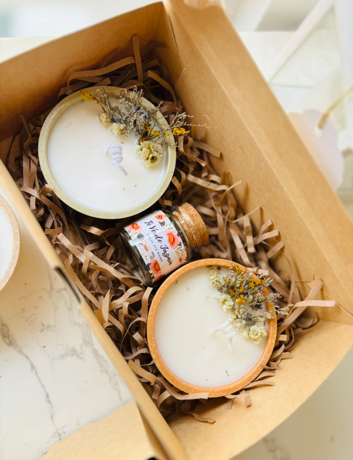 BOX DOS VELAS CERA COCO CUENCO + TE VERDE JAZMIN DIA DE LA MADRE