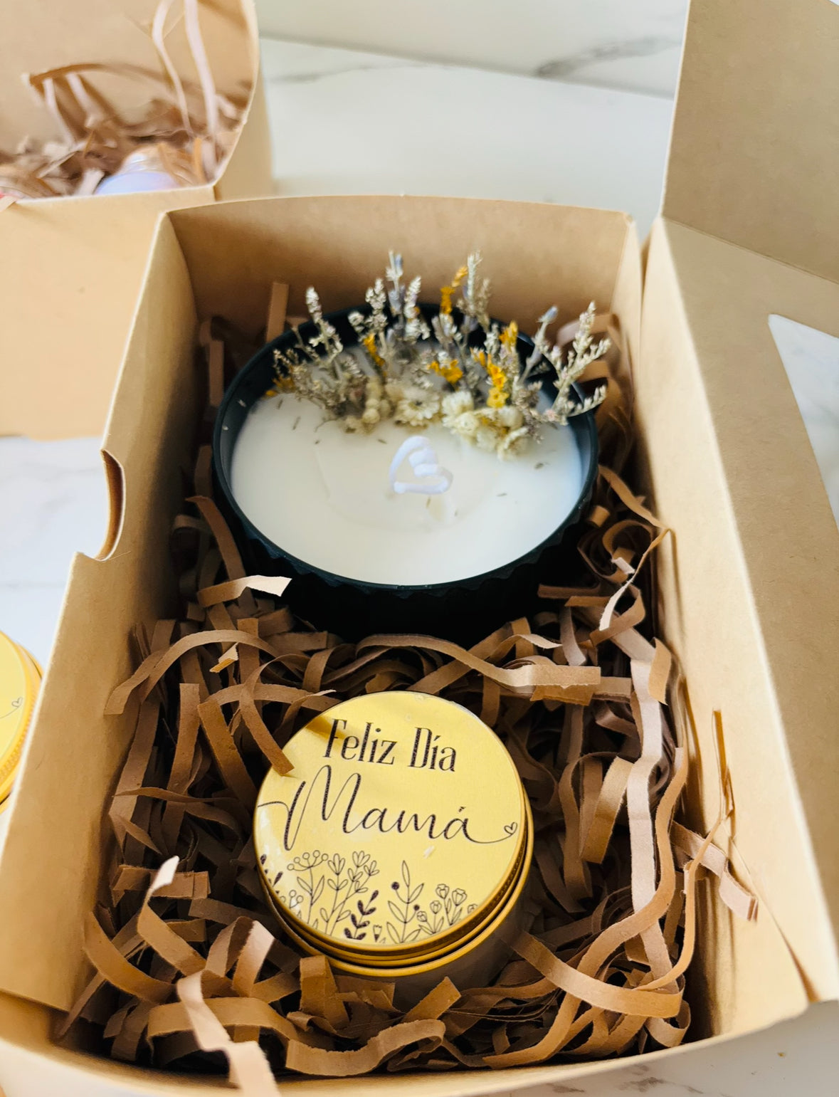 BOX MINI VELAS CERA DE COCO MIX DE FLORES + MINI VELA PEQUEÑA FELIZ DIA MAMÁ