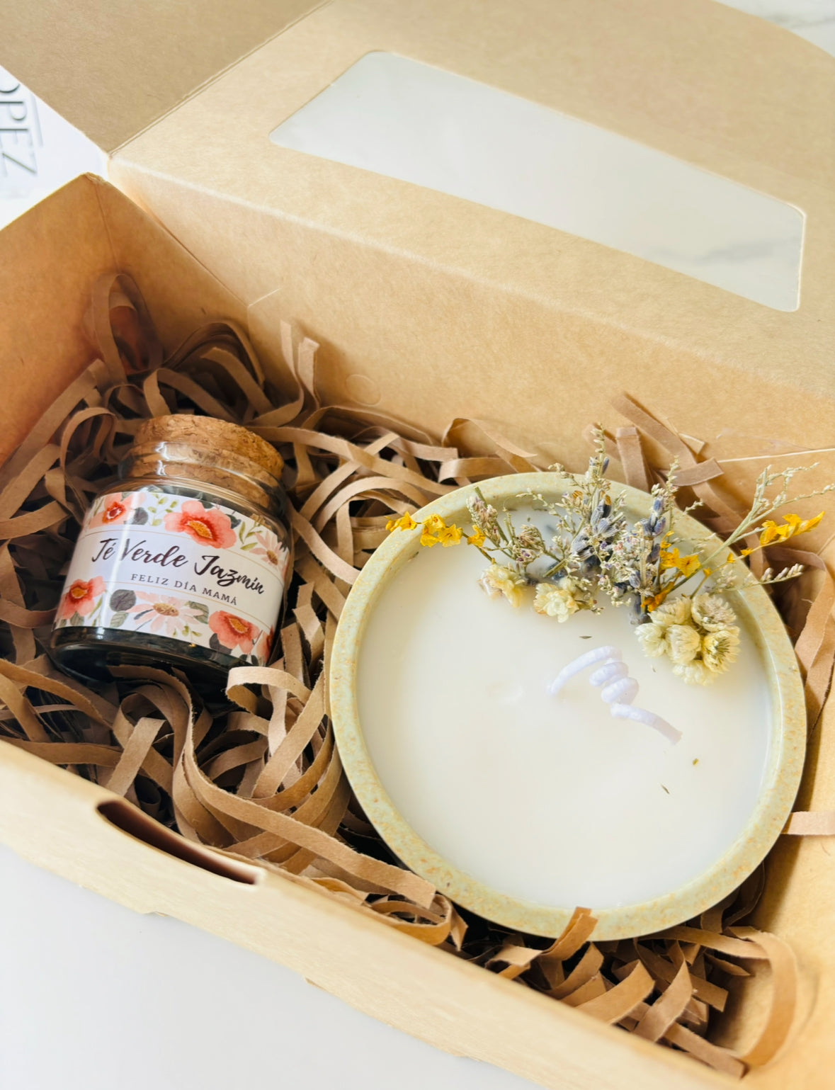 BOX VELA CERA DE COCO MIX FLORES + TÉ VERDE JAZMIN FELIZ DIA MAMÁ