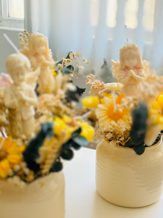 Arreglo floral velas Angel rezando