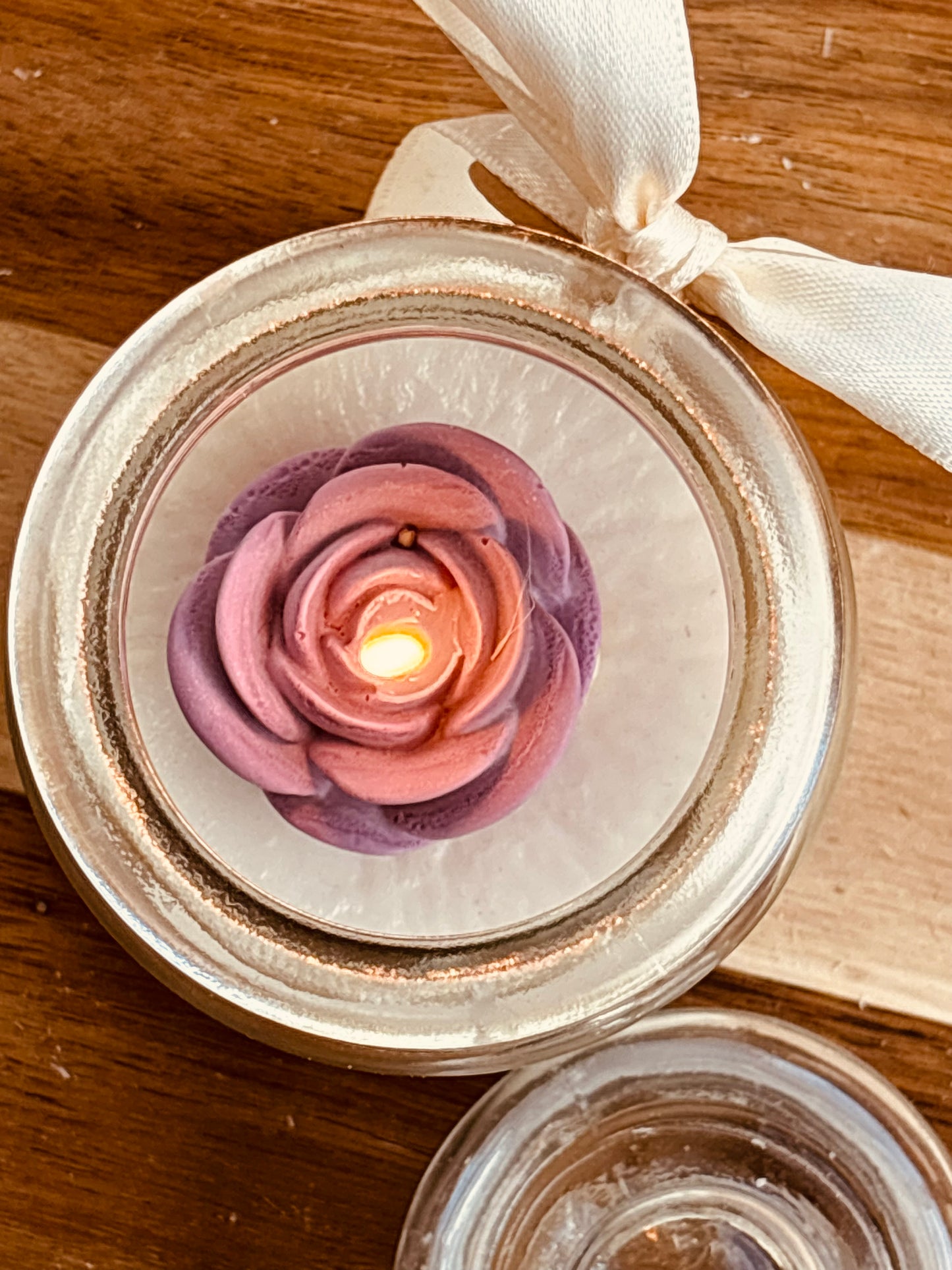 Vela con rosa aromática personalizada