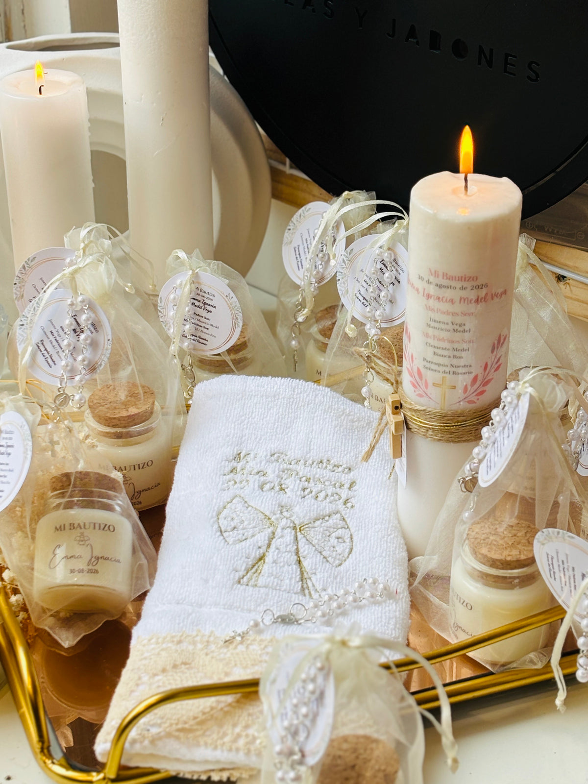 PACK BAUTIZO 2: 24 RECUERDOS SOJA AROMÁTICA + DENARIO Y TARJETA + CIRIO PERSONALIZADO Y TOALLA