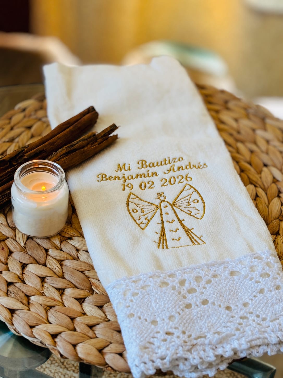 PACK BAUTIZO 2: 24 RECUERDOS SOJA AROMÁTICA + DENARIO Y TARJETA + CIRIO PERSONALIZADO Y TOALLA