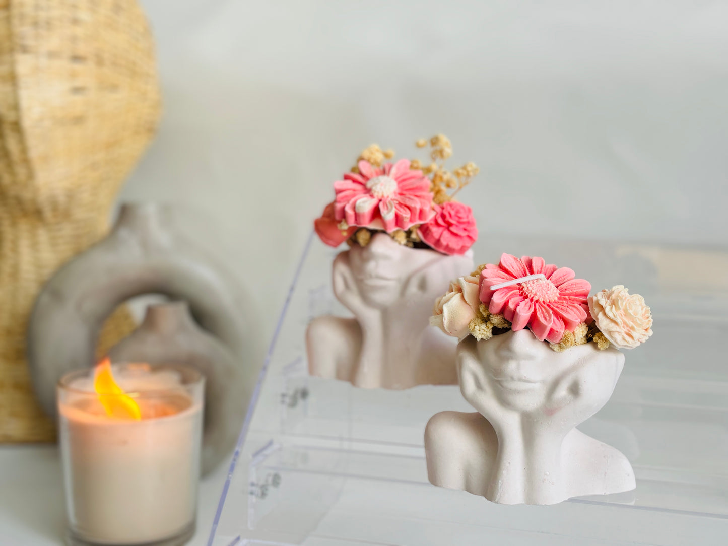 Maceta mujer pensante + flores margaritas vela
