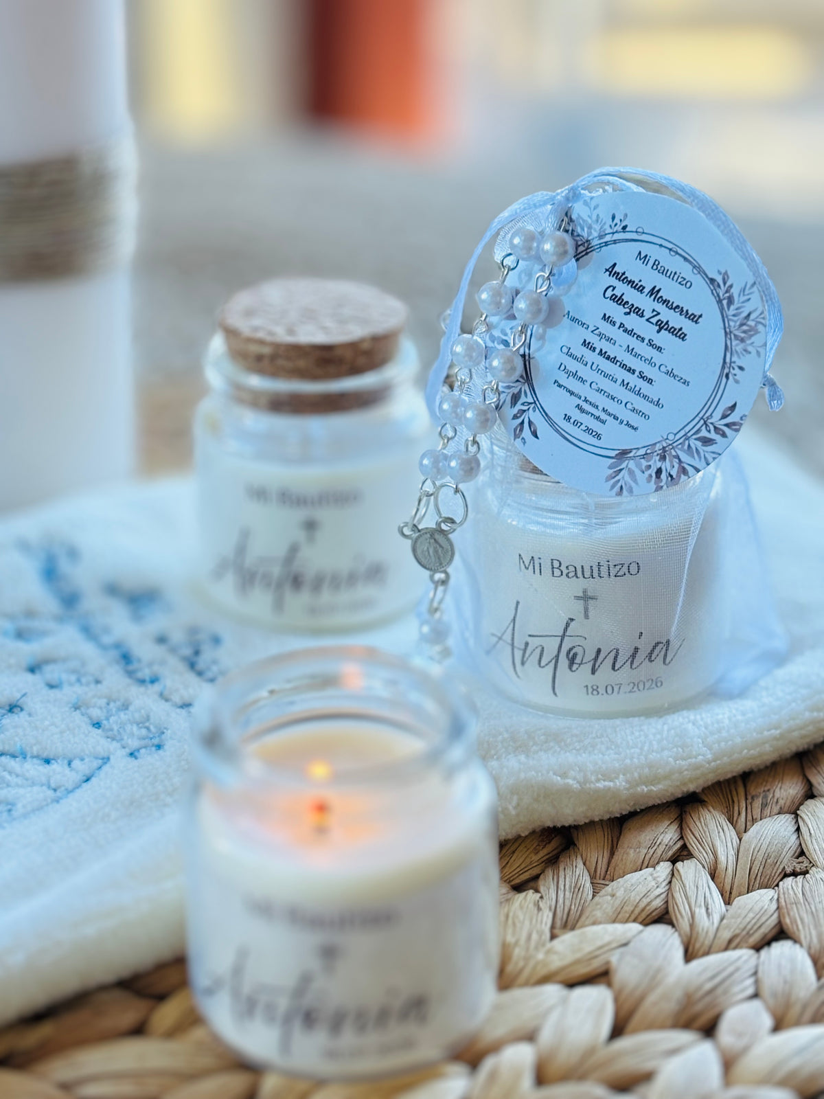 PACK BAUTIZO 2: 24 RECUERDOS SOJA AROMÁTICA + DENARIO Y TARJETA + CIRIO PERSONALIZADO Y TOALLA