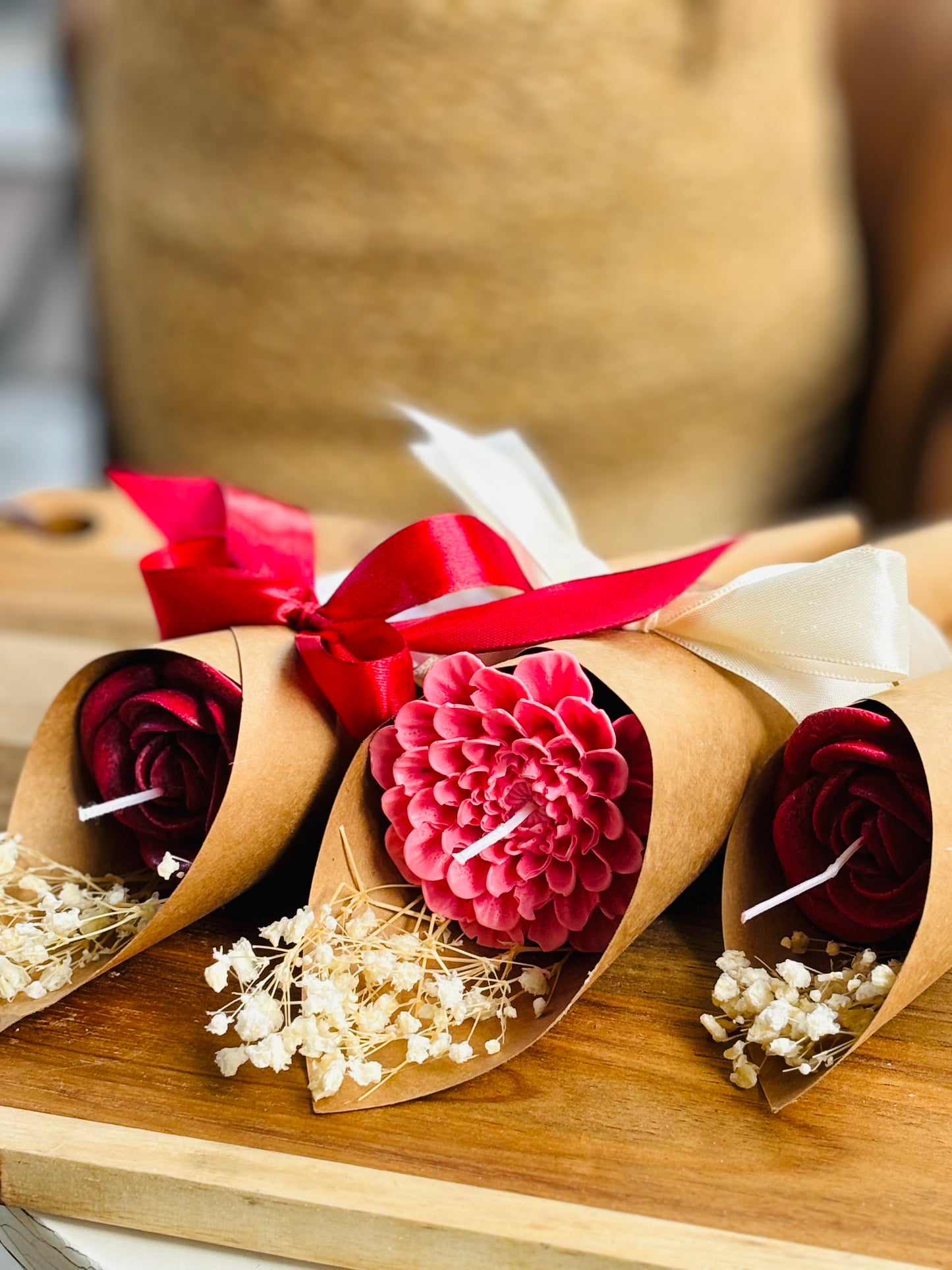 Rosa vela aromática + lazo y tarjeta personalizada