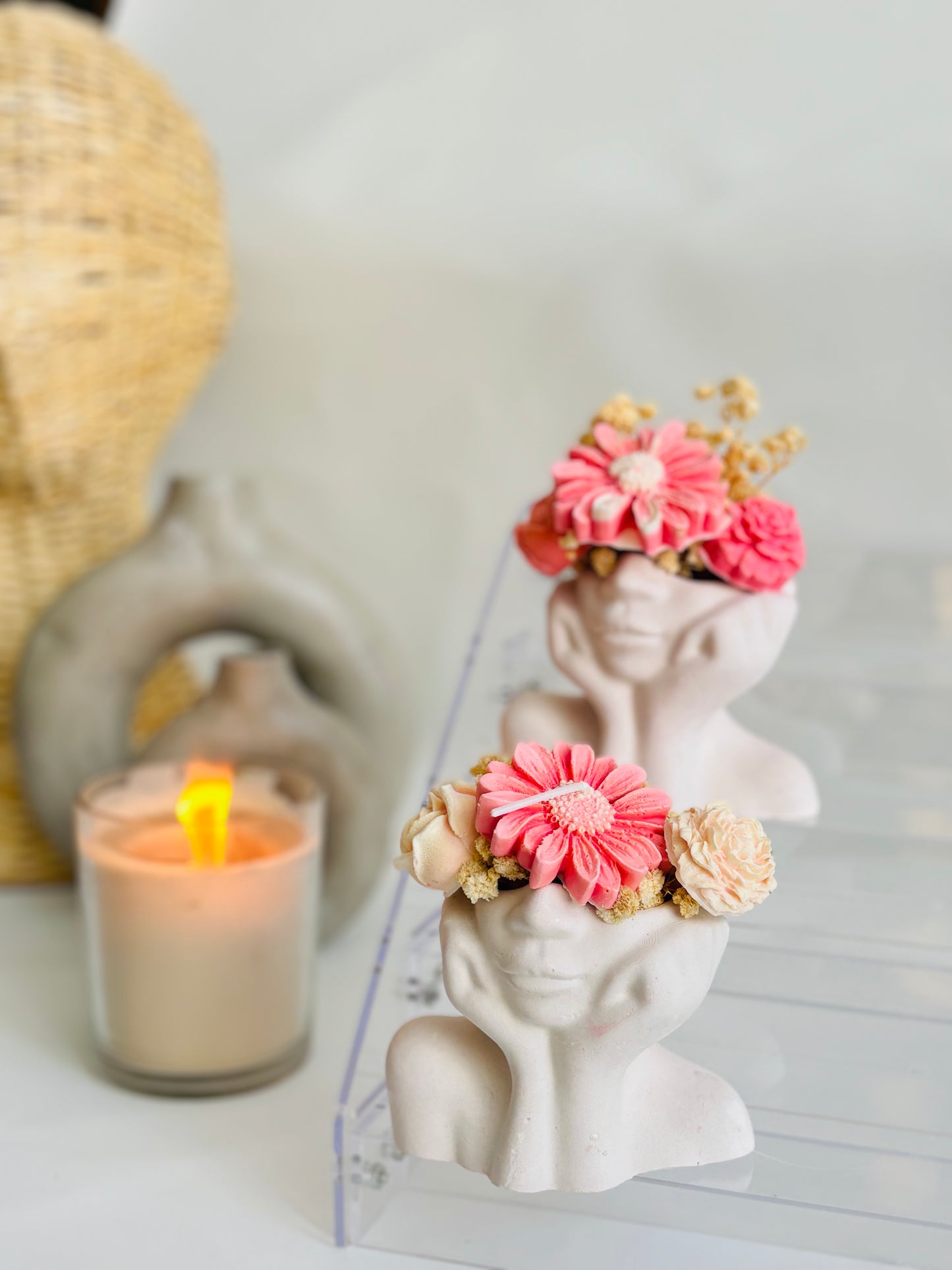 Maceta mujer pensante + flores margaritas vela