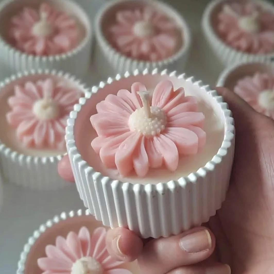 12 VELITAS AROMÁTICAS MARGARITAS EN MACETA RANURADA + TARJETA PERSONALIZDA