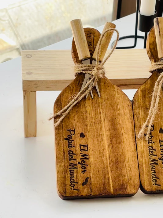 Tabla grabada feliz día del padre + 2 pinchos y tarjeta